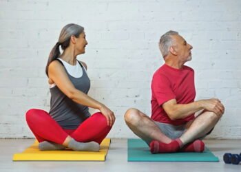 Saiba por que o ioga é recomendado para idosos com dor nas juntas