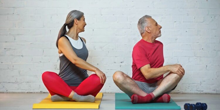 Saiba por que o ioga é recomendado para idosos com dor nas juntas