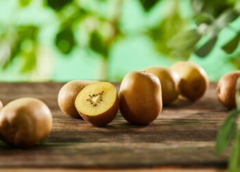 Aprenda a plantar a fruta exótica que protege o coração e fortalece os ossos