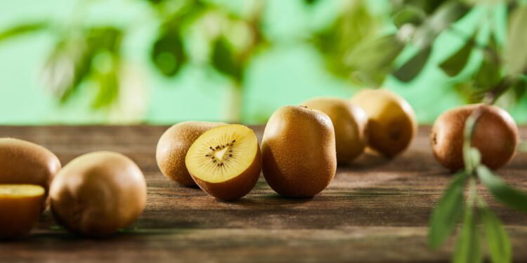 Aprenda a plantar a fruta exótica que protege o coração e fortalece os ossos