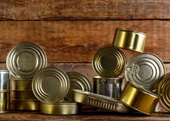 Reutilização criativa de latas de atum vira tendência entre artesãos