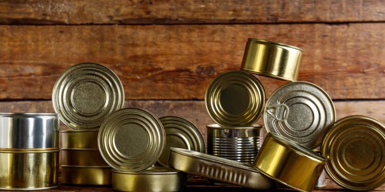 Latas de atum - Créditos: depositphotos.com / serezniy