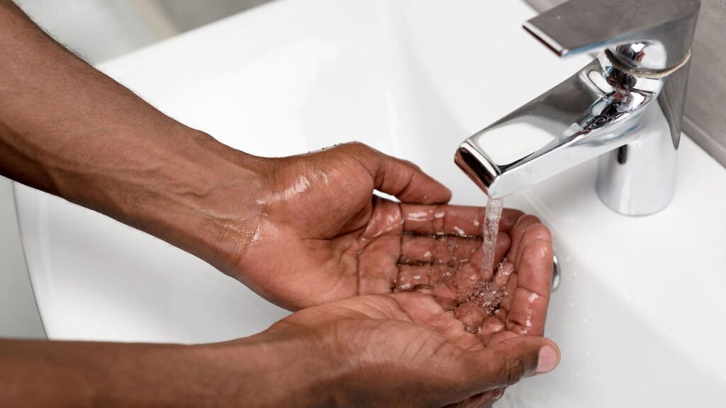 Lavar as mãos com sal e arroz atrai prosperidade? Entenda o ritual que viralizou