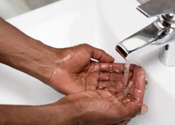 Lavar as mãos com sal e arroz atrai prosperidade? Entenda o ritual que viralizou