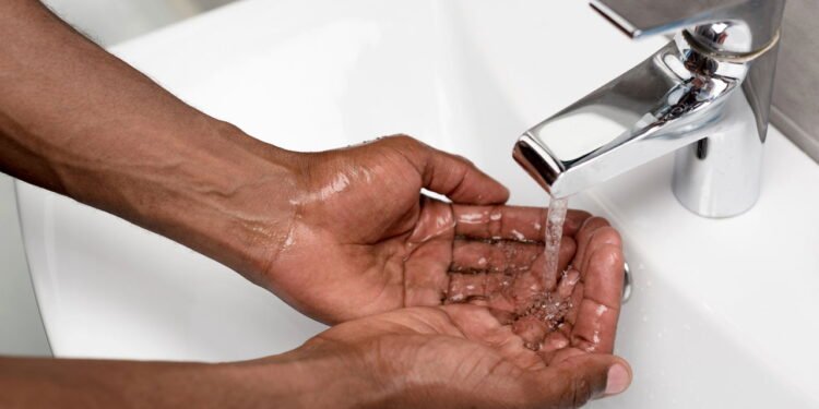 Lavar as mãos com sal e arroz atrai prosperidade? Entenda o ritual que viralizou