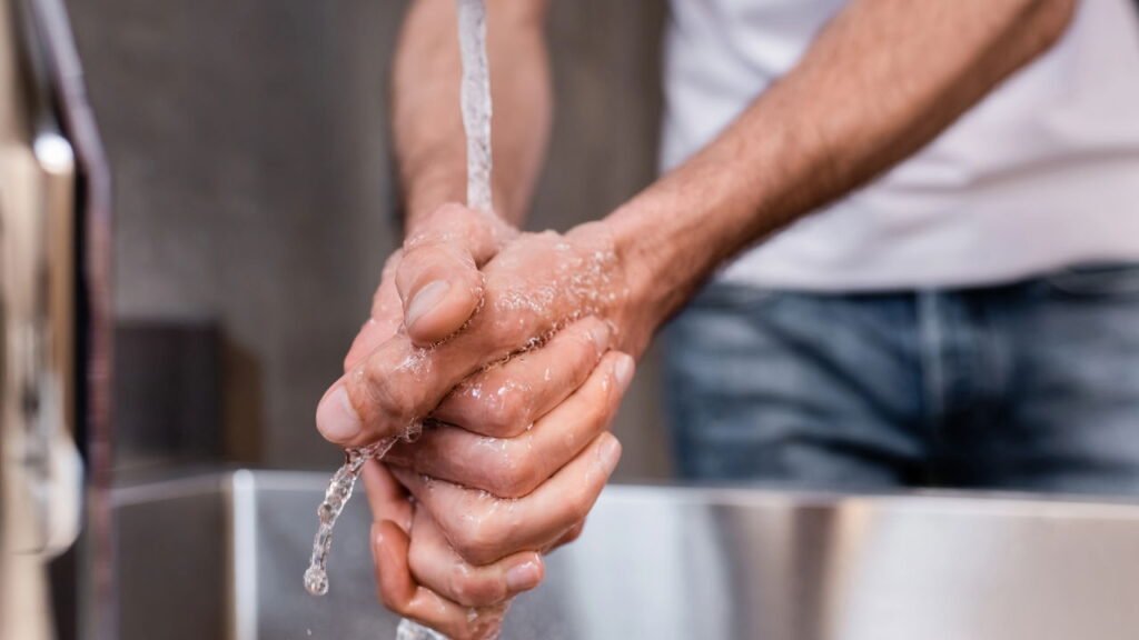 Lavar as mãos com sal e arroz atrai prosperidade? Entenda o ritual que viralizou