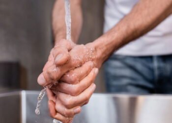 Lavar as mãos com sal e arroz atrai prosperidade? Entenda o ritual que viralizou