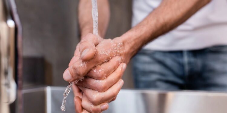 Lavar as mãos com sal e arroz atrai prosperidade? Entenda o ritual que viralizou