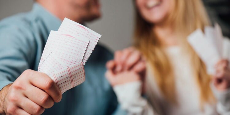 Aposentado encontra bilhete da loteria no bolso e descobre que ganhou 24 milhões