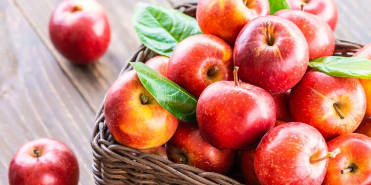 Você nunca mais vai jogar cascas de maçã no lixo depois disso