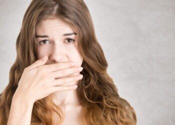 Mau hálito constante? Entenda as causas e soluções
