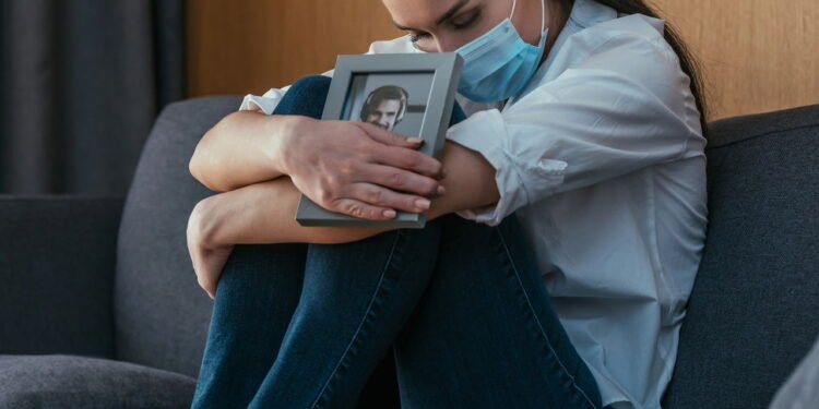 Jovem chorando - Créditos: depositphotos.com / AndrewLozovyi