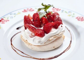 Merengue de morango conquista com sabor delicado e preparo simples