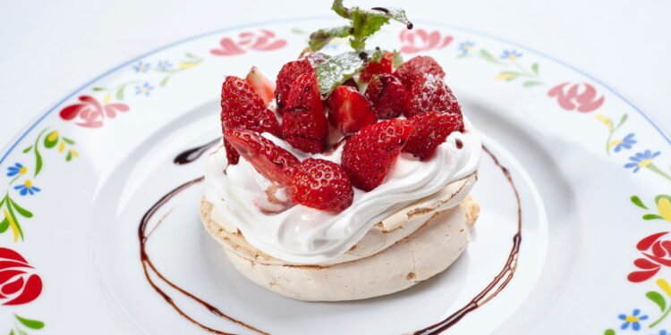 Merengue de morango conquista com sabor delicado e preparo simples