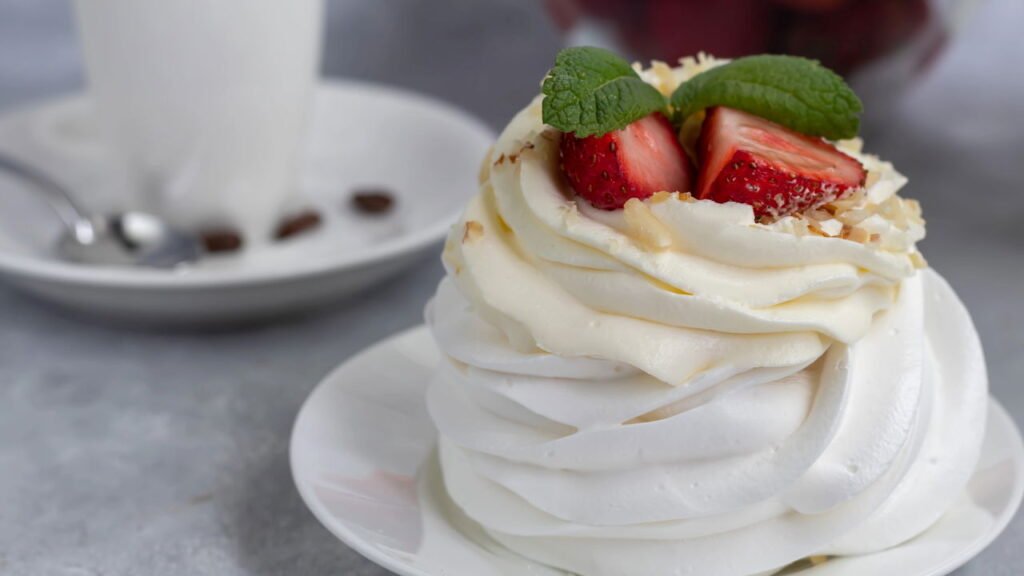Merengue de morango conquista com sabor delicado e preparo simples