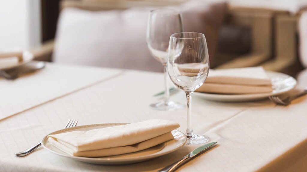 Recolher os pratos da mesa no restaurante diz muito sobre a sua personalidade