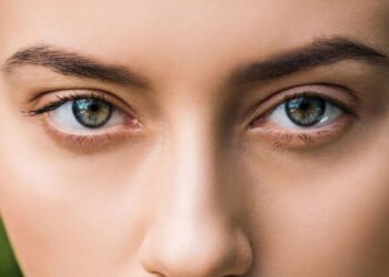 Oftalmologistas imploram para que você pare de usar este produto comum nos olhos