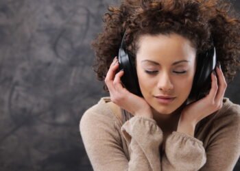 Psicólogos revelam por que você ouve sempre a mesma música pela manhã