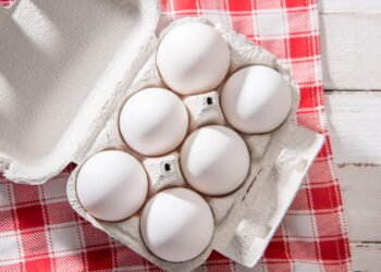 É necessário lavar os ovos antes de refrigerá-los?