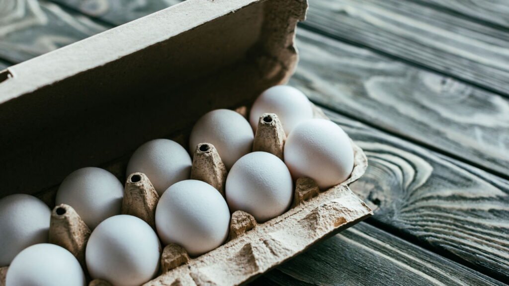 É necessário lavar os ovos antes de refrigerá-los?