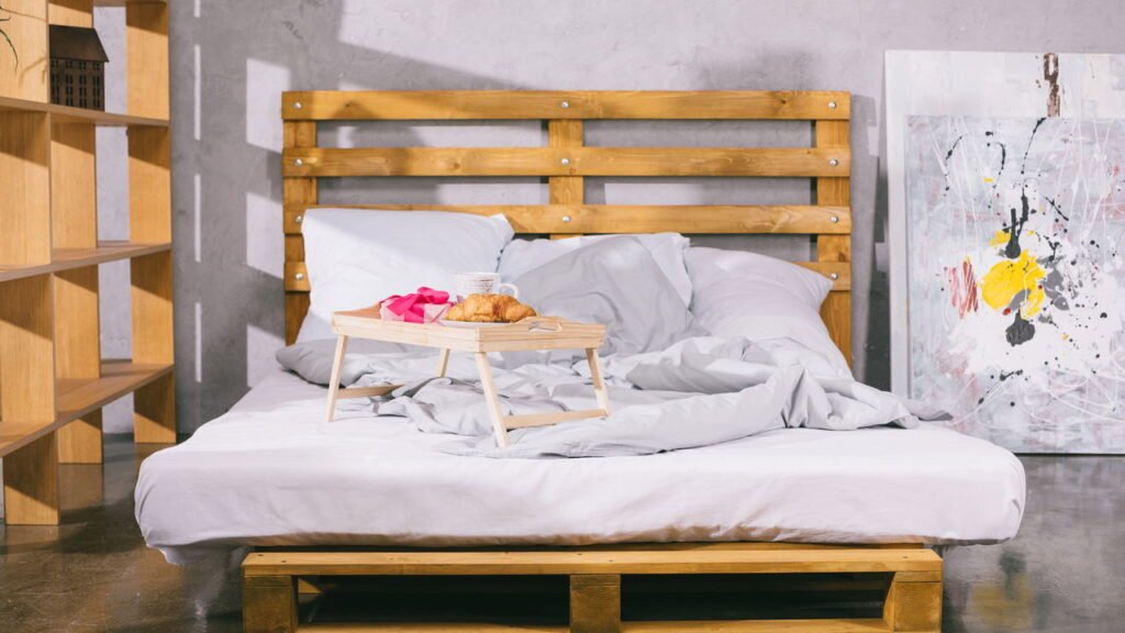 Veja como usar paletes para criar ambientes rústicos e modernos