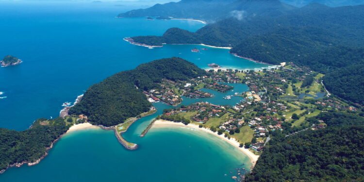Essa cidade do RJ tem praias lindas, centro histórico e até fiorde tropical