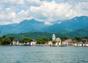 Essa cidade do RJ tem praias lindas, centro histórico e até fiorde tropical
