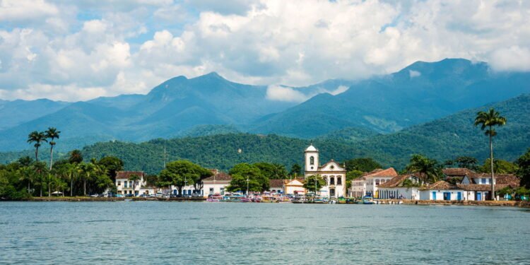 Essa cidade do RJ tem praias lindas, centro histórico e até fiorde tropical