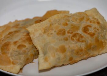 2 ingredientes, 4 passos e uma massa de pastel irresistível