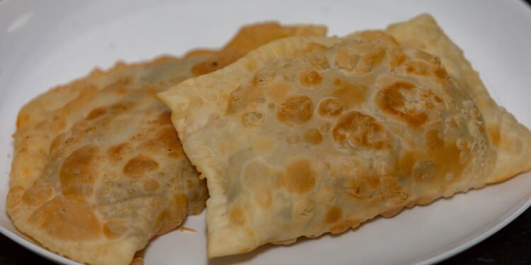 2 ingredientes, 4 passos e uma massa de pastel irresistível