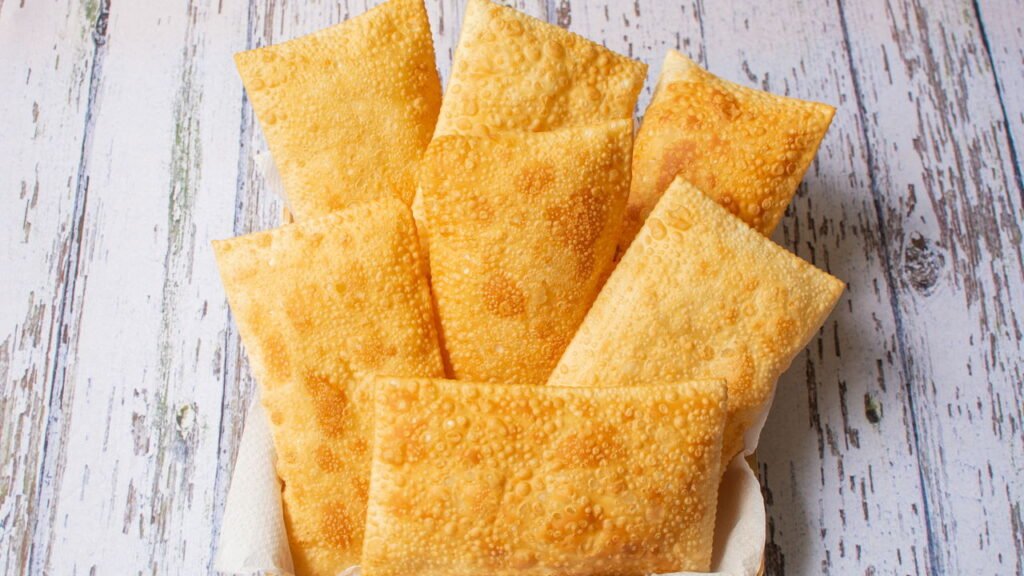 Esse pastel de forno recheado vai virar tradição na sua casa