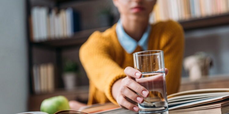 Beber água nesse horário vai melhorar muito a sua saúde