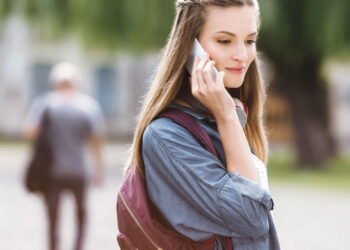 Pessoas que preferem enviar mensagens de texto a ligar têm essas características