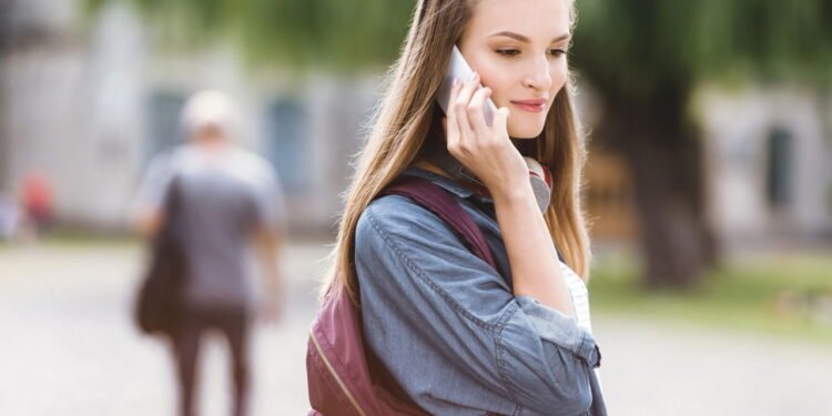 Mulher em uma ligação - Créditos: depositphotos.com / ArturVerkhovetskiy