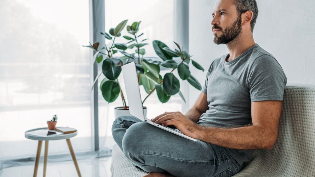 Ficar sentado o dia inteiro pode estar causando isso no seu cérebro