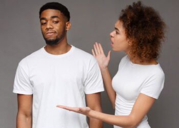 O que significa quando uma pessoa se cala para evitar conflitos, de acordo com a psicologia