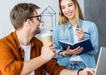 Psicólogos revelam o impacto de olhar fixamente nos olhos ao falar