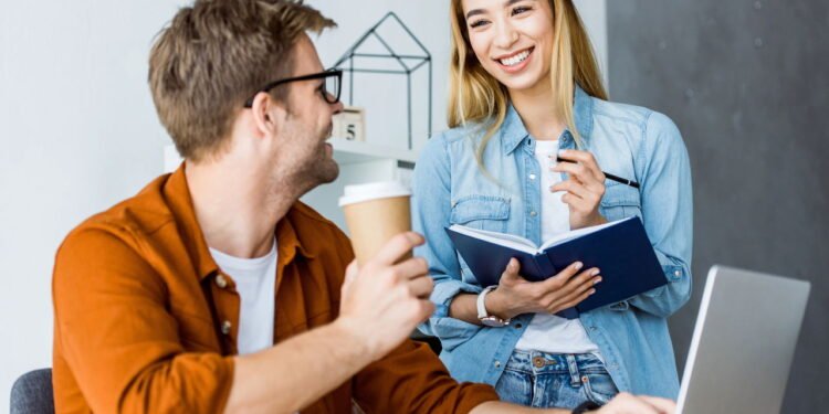 Psicólogos revelam o impacto de olhar fixamente nos olhos ao falar