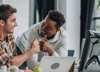 O que seu cérebro sente quando alguém te encara nos olhos