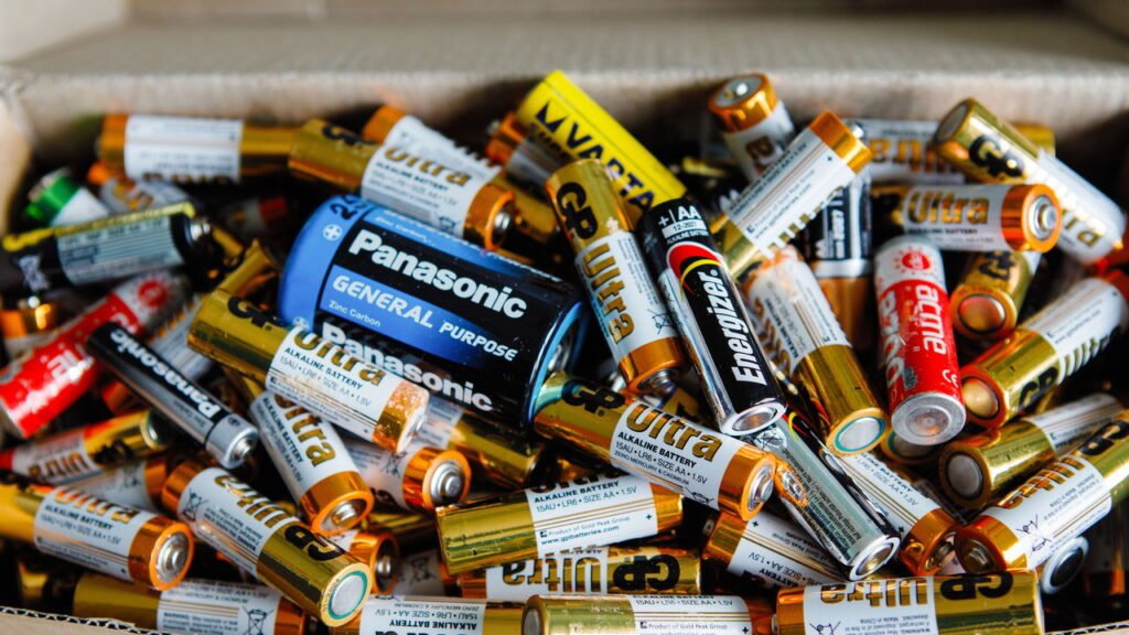 Se você tem pilhas descarregadas em casa veja o que pode fazer com elas