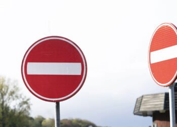 Motoristas se surpreendem com nova placa vermelha e branca nas estradas