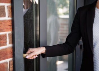 Guia prático de como limpar e fazer manutenção das portas em casa