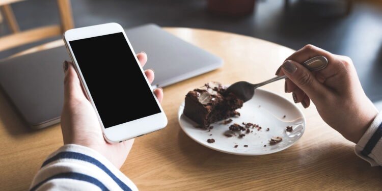 A ciência explica o que está por trás da dificuldade de largar o celular na hora da refeição