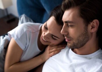 Estudo aponta que homens estão morrendo mais que mulheres de "síndrome do coração partido"