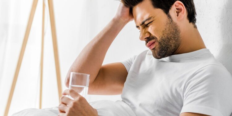 essa dica simples pode acabar com sua ressaca em minutos - Créditos: depositphotos.com / VitalikRadko