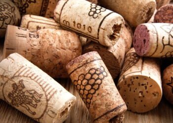 Recicle latas de atum e rolhas para criar um item único para seu criado-mudo