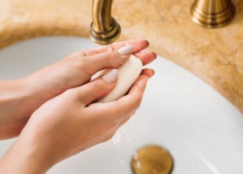Como o sabão limpa nosso corpo há milênios, segundo a ciência