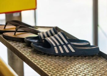 Por que é importante tirar os sapatos antes de entrar em casa?