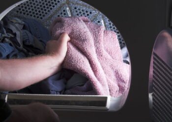 O método mais eficaz para acabar com mofo nas roupas