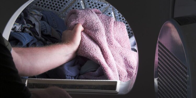 O método mais eficaz para acabar com mofo nas roupas